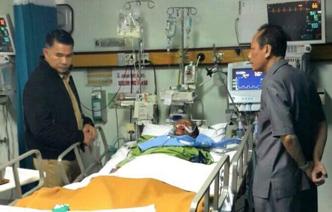Walikota Jambi, H Syarif Fasha, ketika menjenguk mantan Walikota Jambi Hasan Basri Durin